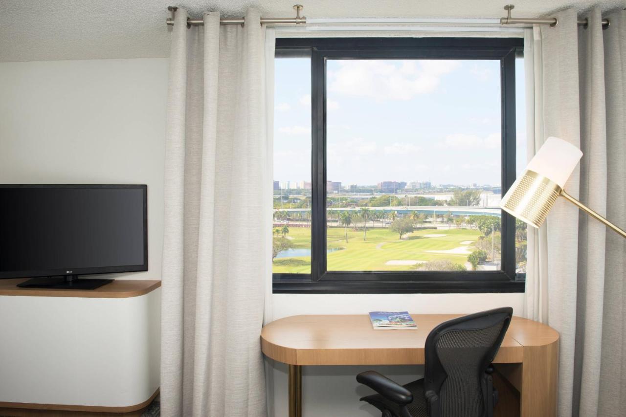 เชอราตัน ไมอามีแอร์พอร์ต โฮเต็ล แอนด์ เอ็กเซกคิวทีฟ มีตติ้ง เซ็นเตอร์ Hotel ภายนอก รูปภาพ