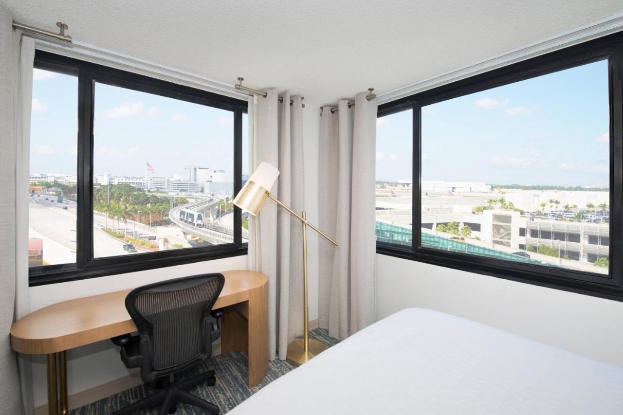 เชอราตัน ไมอามีแอร์พอร์ต โฮเต็ล แอนด์ เอ็กเซกคิวทีฟ มีตติ้ง เซ็นเตอร์ Hotel ภายนอก รูปภาพ