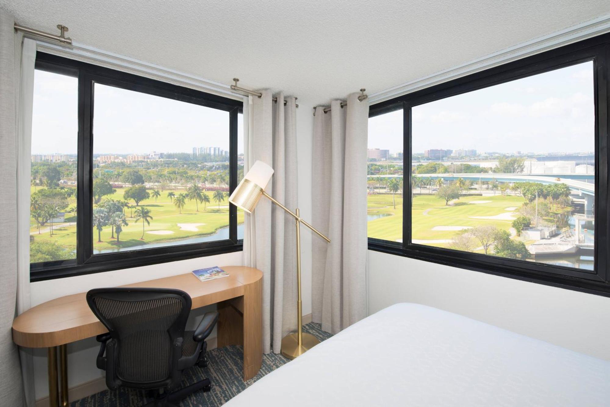 เชอราตัน ไมอามีแอร์พอร์ต โฮเต็ล แอนด์ เอ็กเซกคิวทีฟ มีตติ้ง เซ็นเตอร์ Hotel ภายนอก รูปภาพ